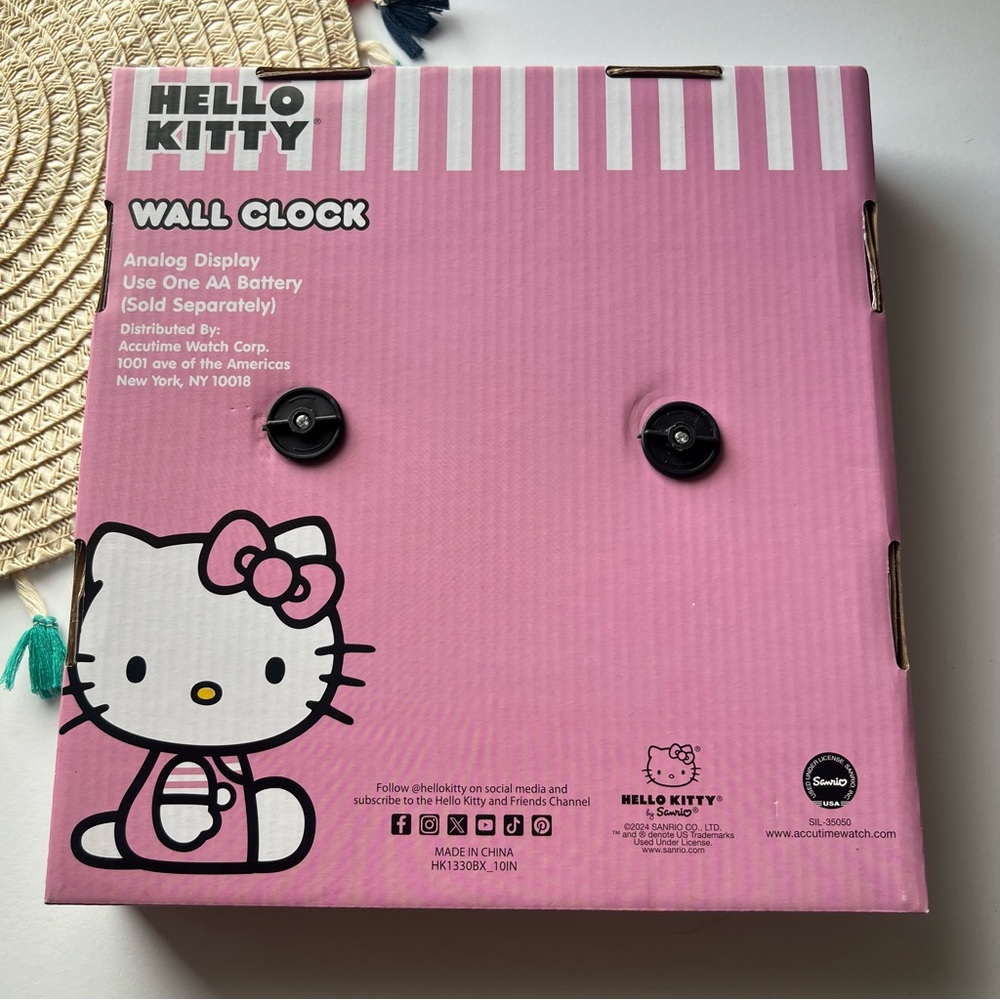 Hello Kitty Wall Clock NEW In Box - Picture 2 of 2